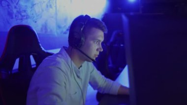 Genç Oyuncu, modern e-spor siber spor kulübünde Birinci şahıs Shooter Online Video Oyunu 'nda Oynuyor ve Kazanıyor