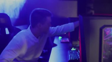 Genç Oyuncu tek başına İnternet Kafe Çevrimiçi Video Oyun Turnuvası 'nı kazandı.