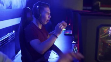 Çevrimiçi video oyunu eSport Cyber Games kavramında oynayan ve kazanan iki genç erkek oyuncu.