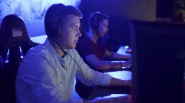 Online video oyunu eSport Cyber Games Concept 'da oynayan ve kaybeden iki genç erkek oyuncu.