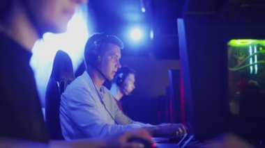 Genç siber sporcu takımları eSport turnuvasında bilgisayar oyunlarını kaybediyor ve üzülüyorlar.