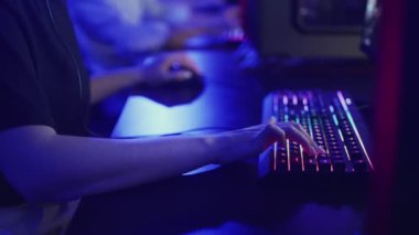 Bilgisayar oyununda ilk raundu kazanan modern siber spor takımı,