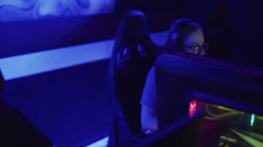 Profesyonel eSport Oyuncuları Takımı Sanal Oyunlar Turnuvası 'nda oynuyor. Birbirleriyle mikrofon aracılığıyla konuşuyorlar..