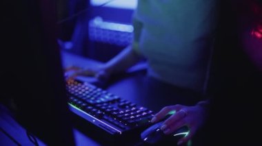 Video Oyunu Klavyesini Kullanarak Oynayan Kız Oyuncu 'nun Elleri' ne yakın plan. Dişi Hacker sisteme girdi. Cool Neon Işıklı Arkaplan.