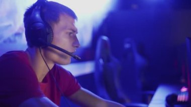 İnternet Kafe Çevrimiçi Video Oyun Turnuvası 'nda oynayan oyuncunun yan görünümü