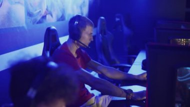 Profesyonel eSport Oyuncuları Takımı, Siber Oyunlar Turnuvası 'nda atıcı video oyununda raundu kaybediyor..