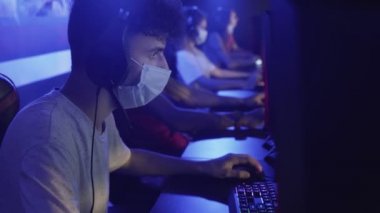 Modern bilgisayar kulübündeki Online Video Oyunu 'nda maskeli Genç Oyuncu kaybetti.