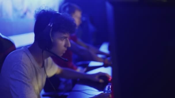 Team professioneller eSport-Gamer, die an einem Wettbewerbs-MMORPG-Strategiespiel auf einem Cyber-Games-Turnier teilnehmen. — Stockvideo