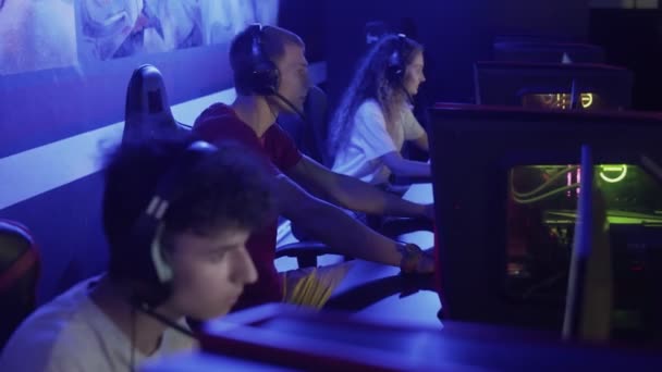 Tým dospívajících hráčů vyhrává ve videohře pro více hráčů na eSport turnaji. — Stock video