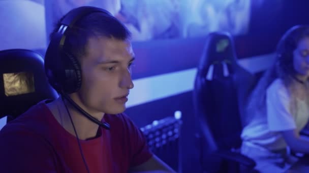 Team of Teenage Gamers Zahrajte si ve videohře pro více hráčů na eSport turnaji. Kapitán probírá strategii s týmem. — Stock video