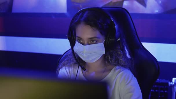 Modern bilgisayar kulübündeki Video Oyunları 'nda maskeli genç bayan oyuncuyu kapatın.. — Stok video