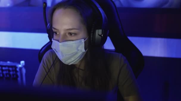얼굴에 마스크를 쓰고 있는 집중력있는 여성, 현대 컴퓨터 클럽의 비디오 게임에서 연기. — 비디오