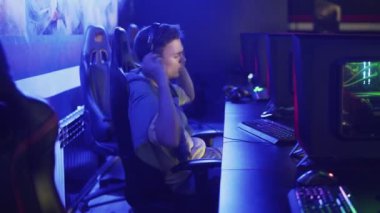 Modern Esport Siber Spor Kulübü 'nde Online Video Oyunu' nda oynayan ve kaybeden üzgün ve hayal kırıklığına uğramış adam.