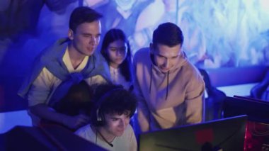 Profesyonel Oyuncular Takımı oyuncuya tezahürat yapıyor ve kazanmasına yardım ediyor.