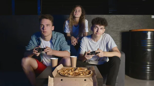 Bonne compagnie des amis profiter de détente en jouant à des jeux vidéo et en s'amusant à la maison — Photo