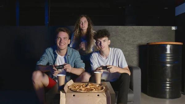 Feliz compañía de los amigos disfrutar de relajarse jugando videojuegos y divertirse en casa — Foto de Stock