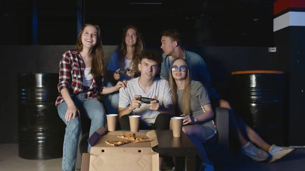 Ung lycklig man slutför hård nivå i TV-spel. Ha kul med vänner. — Stockfoto