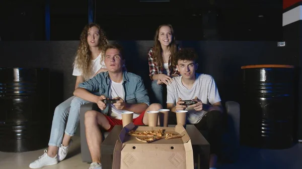 Fröhliche Studenten Mädchen und Jungs haben Spaß mit Videospiel zu Hause — Stockfoto