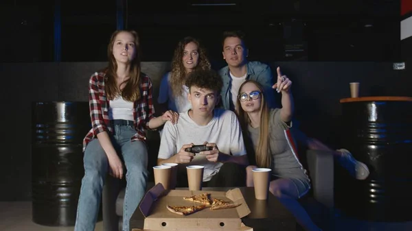 Jeune homme heureux complète le niveau dur dans le jeu vidéo. S'amuser avec des amis. — Photo