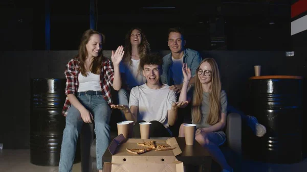 Divertindo-se com amigos. Homem feliz completa nível duro no jogo de vídeo — Fotografia de Stock