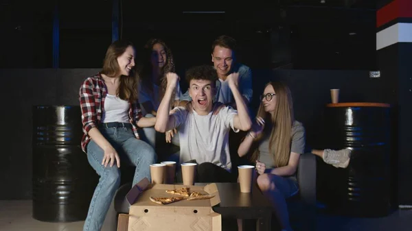 Divertindo-se com amigos. Homem feliz completa nível duro no jogo de vídeo — Fotografia de Stock