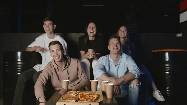 Vänner är glada över att se komedi film på natten hemma — Stockfoto