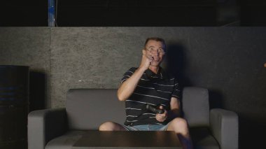 Kıdemli oyuncu evde video oyunu oynuyor. Etkin modern yaşlı insanlar