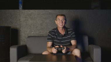 Kıdemli oyuncu evde video oyunu oynuyor. Etkin modern yaşlı insanlar