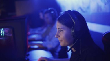 Çevrimiçi video oyununda oynayan heyecanlı profesyonel siber oyuncular. Coşkulu genç takım video oyunu kazanıyor birlikte eğleniyor ve beşlik bir zafer kutluyor.