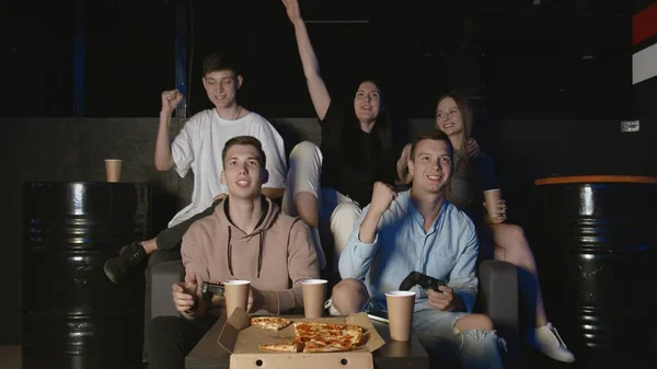 Studenter som har kul med TV-spel hemma, unga män som vinner gör high-five — Stockfoto