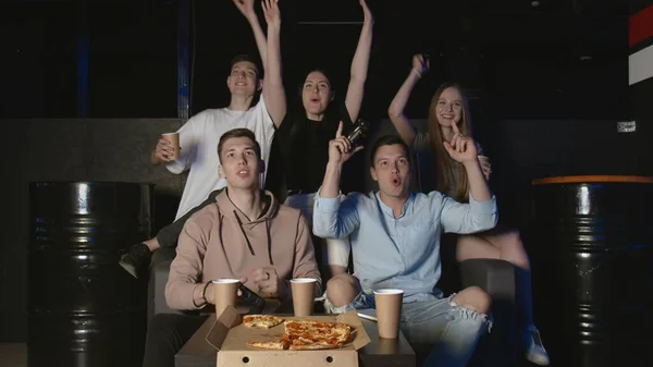 Studenter som har kul med TV-spel hemma, unga män som vinner gör high-five — Stockfoto