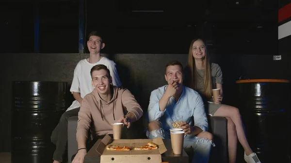 Beste vrienden eten popcorn en pizza kijken naar camedy film of tv-show thuis. Mensen, vriendschap en levensstijl — Stockfoto