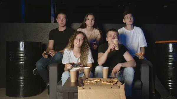 Bästa vänner koppla av i vardagsrummet soffa, spela TV-spel och äta pizza — Stockfoto
