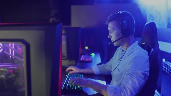 Jeune homme passe du temps dans un club e-sport moderne jouant jeu vidéo de tir — Photo