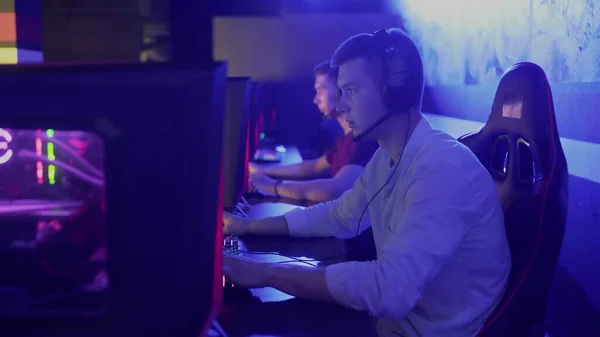 Två unga vänner spelar ett online-spel i en datorklubb. — Stockfoto
