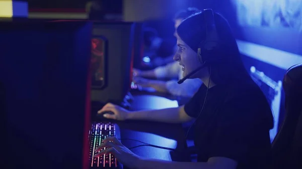 Jovem mulher concentrada jogar em um clube de computador, jogo online por equipe . — Fotografia de Stock