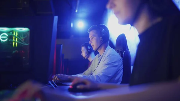 Equipe de adolescentes jogadores de esportes cibernéticos perder o multiplayer PC jogo de vídeo no torneio eSport e se sentir chateado — Fotografia de Stock