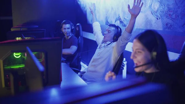 Ομάδα εφήβων gamers κυβερνο-αθλητισμού κερδίσει το multiplayer PC video game στο τουρνουά eSport και να δώσει πέντε ο ένας στον άλλο — Φωτογραφία Αρχείου