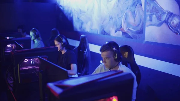 Çevrimiçi video oyununda oynayan profesyonel sanal spor oyuncuları.