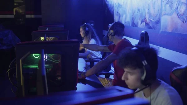 Equipe de Jogadores Adolescentes ganhando no Multiplayer Video Game em um Torneio de eSport . — Fotografia de Stock