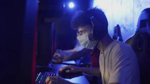 Κοντινό πλάνο του Young Gamer στη μάσκα προσώπου χάνει στο Online Video Game στο Modern computer club. — Φωτογραφία Αρχείου