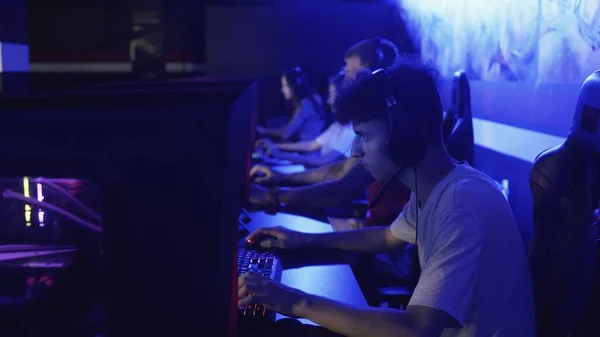 Zespół profesjonalnych graczy eSport Grających w konkurencyjnych grach wideo w Turnieju Cyber Games. Zespół wygrywa, widzowie biją brawo — Zdjęcie stockowe