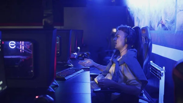 Молодий Гамер грає і виграє в онлайн відеогрі в сучасному кіберспортивному клубі — стокове фото