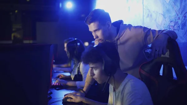 Trener Pro Gamers wyjaśnia swoją strategię ucznia — Zdjęcie stockowe