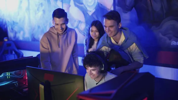 Team of Pro Gamers cheers on the player and helps win — Stock Photo, Image