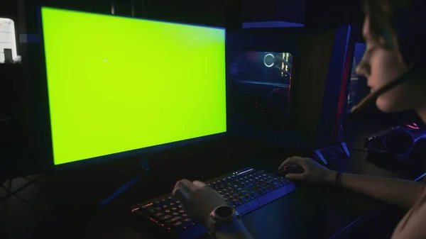 Evdeki masada yeşil ekran monitörü ve güçlü kişisel bilgisayarı olan E-Sports Player oyununun arka planı — Stok fotoğraf
