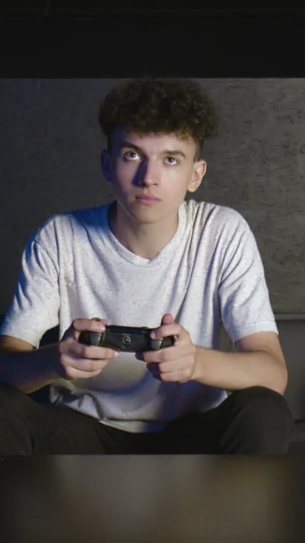 Jovem terminou jogar videogame e sair VÍDEO VERTICAL — Vídeo de Stock