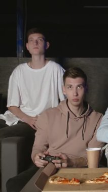 Evde video oyunu oynayan arkadaşlar, VERTICAL VIDEO oyununu kaybeden gençler