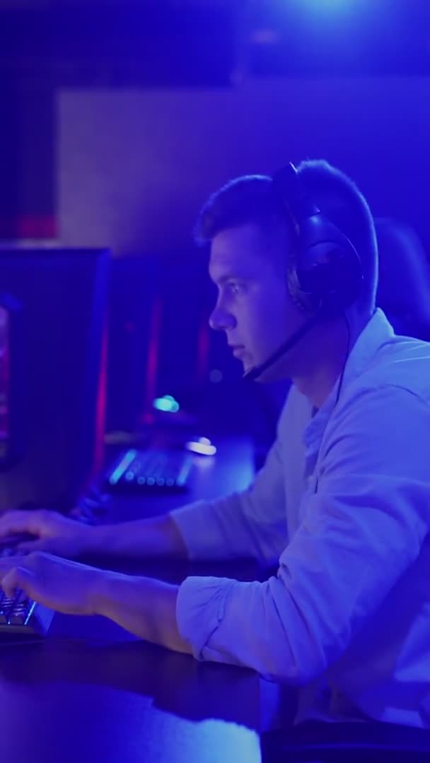 Jovem perde em um jogo de computador, competições em um clube cibernético. Guy está chateado com a perda de um jogo online VÍDEO VERTICAL — Vídeo de Stock