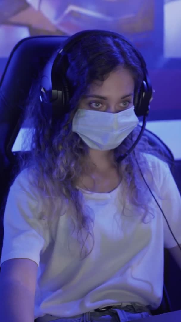 얼굴에 마스크를 쓰고 집중하는 여성은 현대 컴퓨터 클럽의 비디오 게임에서 활약 한다. 실제적 인 영상 — 비디오